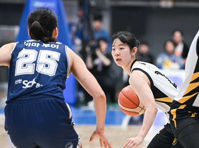 图为，31日在新韩银行战上正在运球的许艺恩（右）。 =照片:WKBL