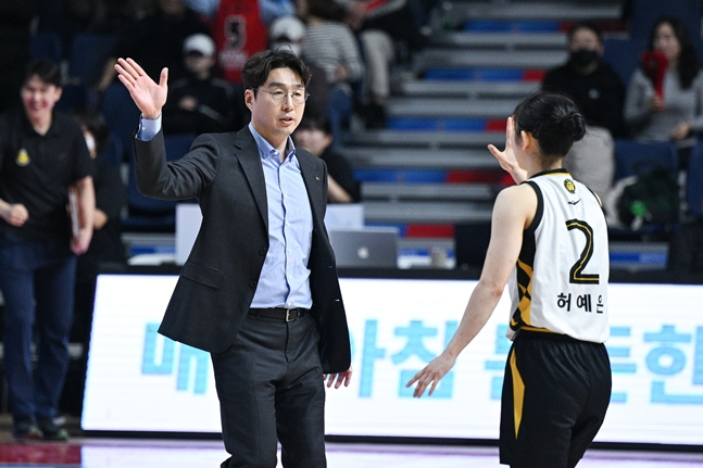 金完洙教练（左）和许艺恩。 =照片:WKBL