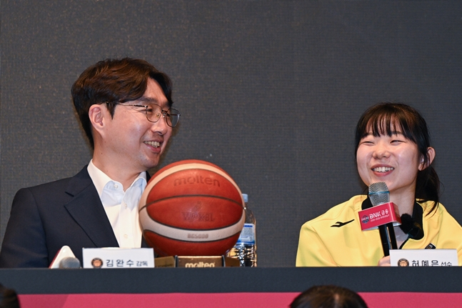 图为，参加开幕媒体日的金完洙教练（左）和许艺恩。 =照片:WKBL