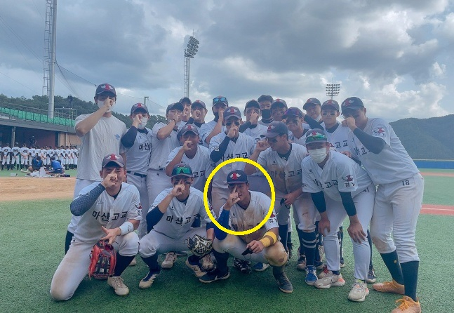 Ahn Hyun-min (yellow circle) during his Masan High School days. /Photo = Courtesy of the Masan High School baseball team