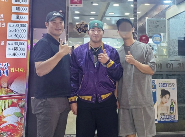 Ahn Hyun-min (center) and Ko Yoon-sung (left) coach of Masan High School. /Photo = Courtesy of the Masan High School baseball team