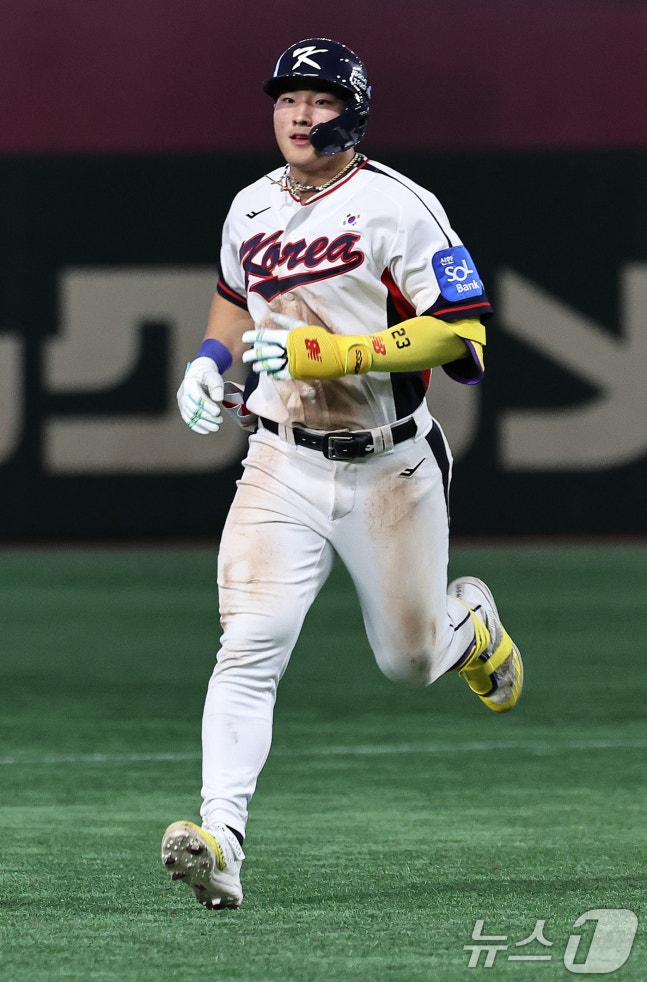 Ahn Hyun-min hit a solo home run in the bottom of the eighth inning of Game 2 against Japan in the "2025 K-BASEBALL SERIES" warm-up match against the World Baseball Classic (WBC) held at Tokyo Dome in November last year. /Photo=Courtesy of News 1