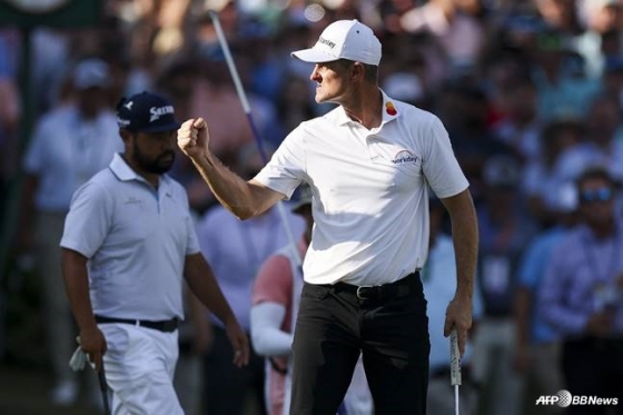 Justin Rose clenches his fist after confirming his victory in the third extension of the St. Jude Championship in the first round of the playoff (PO) at TPC Southwind in Memphis, Tennessee. /AFPBBNews=News1