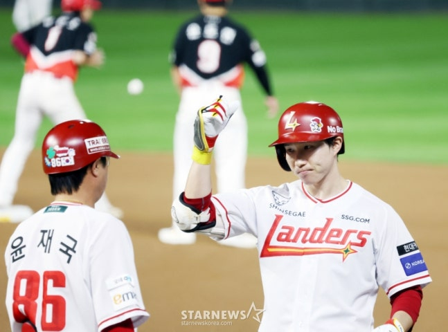 SSG Landers Park Sung-han (right). /Photo = Courtesy of SSG Landers