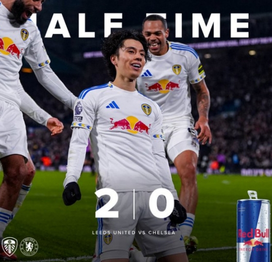 田中青（中央）が2025年12月4日（韓国時間）、英国リーズのアレンロードで行われたチェルシーとの「2025-2026シーズンイングリッシュプレミアリーグ（EPL）」第14ラウンドのホーム試合でゴールセレモニーを行っている。 /写真=リーズ·ユナイテッド公式SNS仕上げ