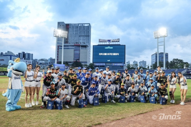 A photo commemorating the joint graduation ceremony of the Little Baseball Team at Changwon NC Park last year. /Photo = Courtesy of NC Dinos