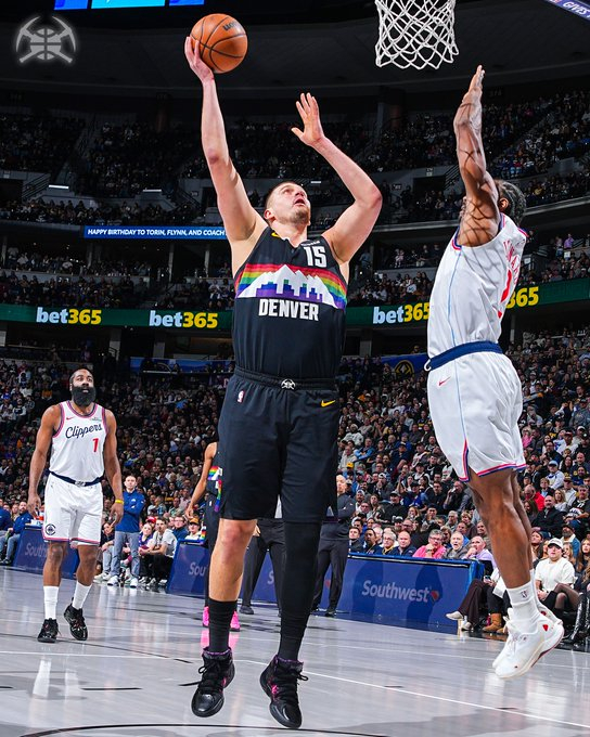 尼古拉•约基奇（左）在篮下试图用右手勾手射门。 =丹佛掘金公司官方社交网络服务(SNS)