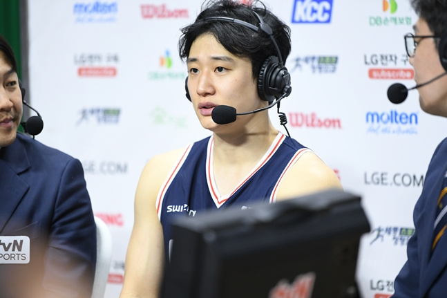 Huh Woong interviewing after the game. /Photo = Courtesy of KBL