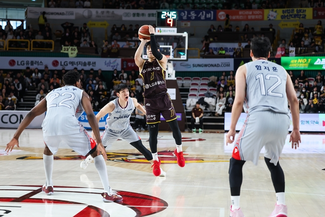 Yoo Ki-sang (center) is trying to shoot against Hyundai Mobis. /Photo = Courtesy of KBL