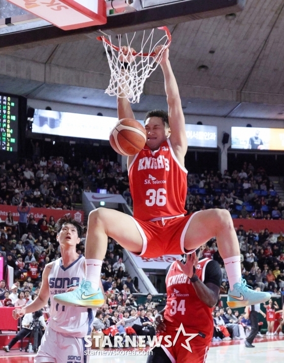 Eddie Daniel (36) grimaces as he puts in a Sonojeon dunk in Goyang. /Photo = Kim Jin-kyung on standby