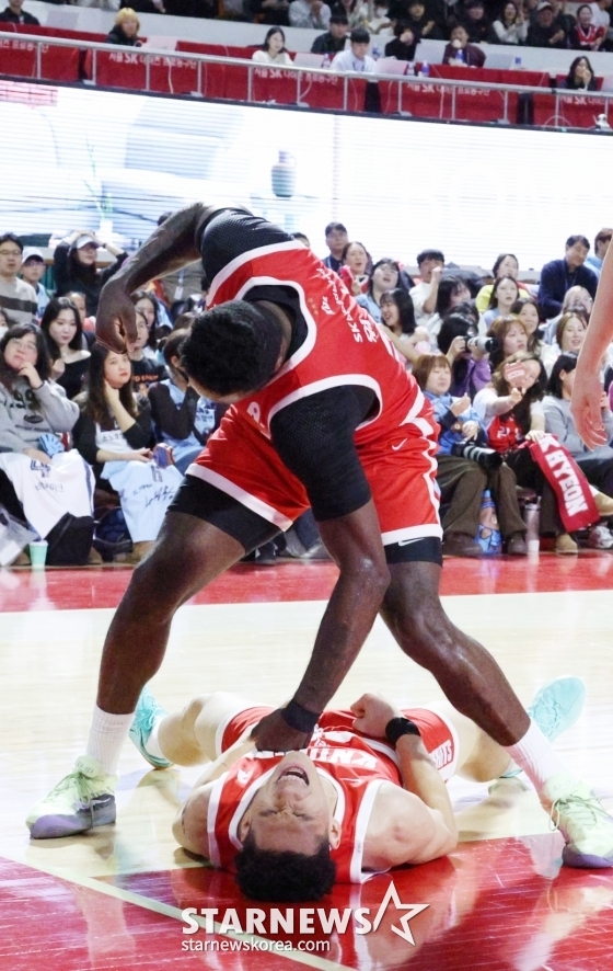 Jamil Warney (above) is performing a ceremony of punching Eddie Daniel's chest. /Photo = Kim Jin-kyung on standby
