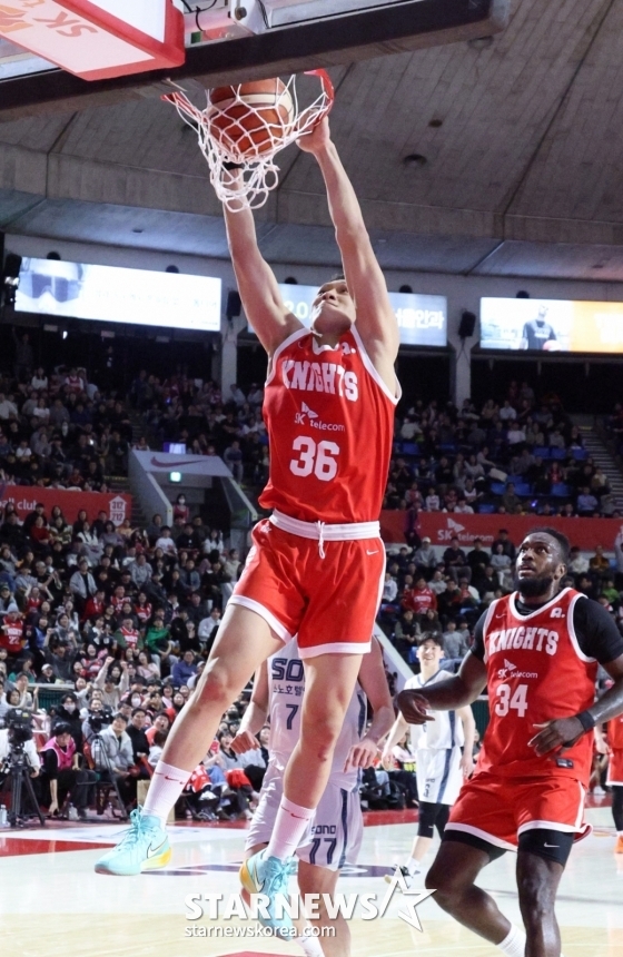 Eddie Daniel is making a dunk. /Photo = Kim Jin-kyung on standby