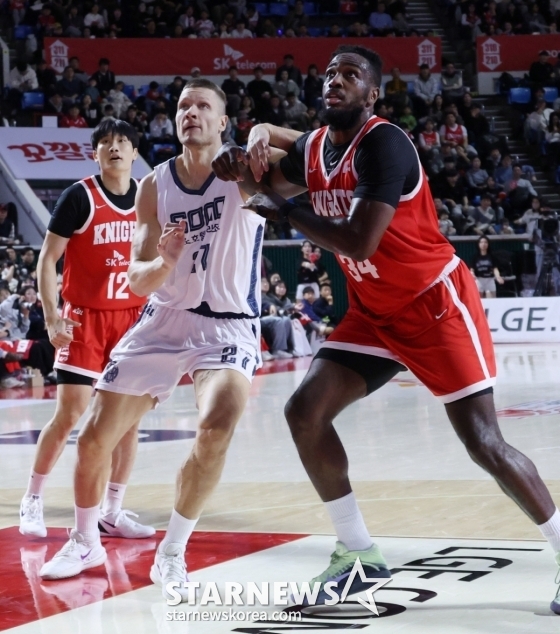 Goyang Sono Replacement Foreign Players Igidius Motsukavichus (left foot) and Jamil Warney. /Photo = Kim Jin-kyung on standby