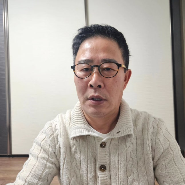 =照片:林成根的照片墙。