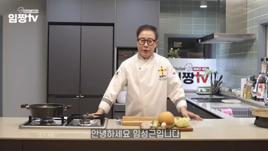 =照片=youtube频道"任成根、任赞TV"视频截图。