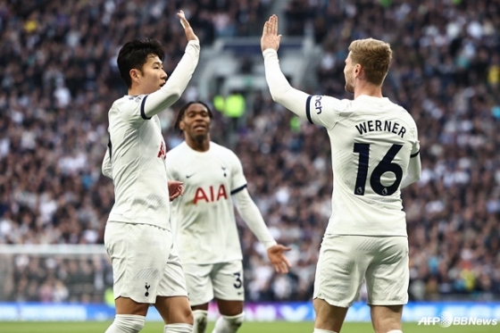 Werner aligns his hands with Son Heung-min (left). /AFPBBNews=News1