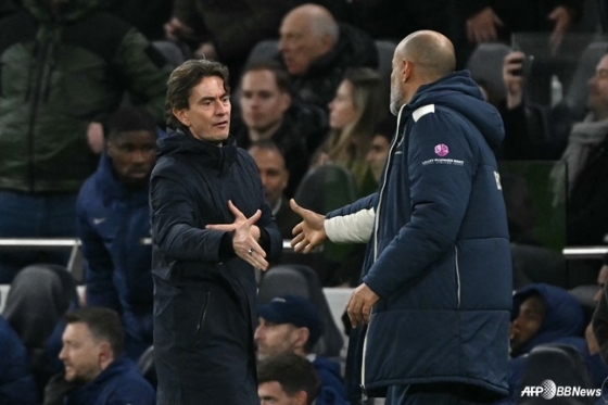 Tottenham Hotspur coach Thomas Frank (left) and West Ham United coach Nunu Espiritu Santo shake hands after the 22nd round of the English Premier League (EPL) match in the 2025-2026 season at Tottenham Hotspur Stadium in London, England, on the 18th (Korea time). /AFPBBNews=News1