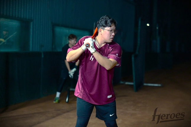 アン·チホンが夜間訓練をする姿。 /写真=キウムヒーローズ