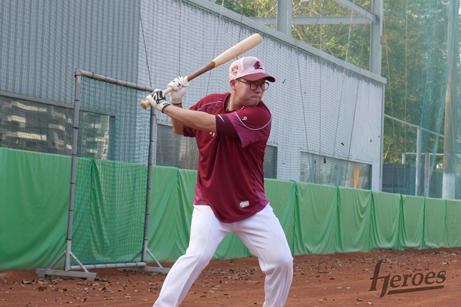 打撃練習をするアン·チホン。 /写真=キウムヒーローズ