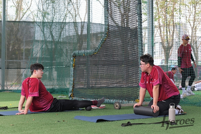 チェ·ジュファン（左）と会話をしているアン·チホン。 /写真=キウムヒーローズ