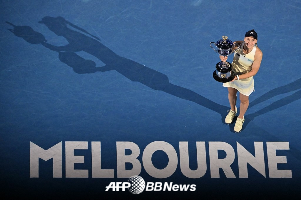 Elena Rybakina is delighted after she defeated Sabalenka 2-1 (6-4 4-6 6-4) to win the women's singles final of the 2026 Australian Open in Melbourne, Australia, on January 31 (Korea time). /AFPBBNews=News1