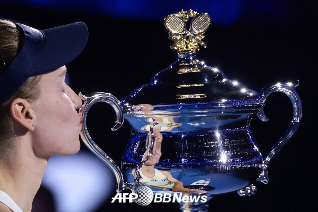 Elena Rybakina is kissing the trophy after winning the women's singles final of the 2026 Australian Open in Melbourne, Australia, on January 31 (Korea time) by beating Sabalenka 2-1 (6-4 4-6 6-4). /AFPBBNews=News1