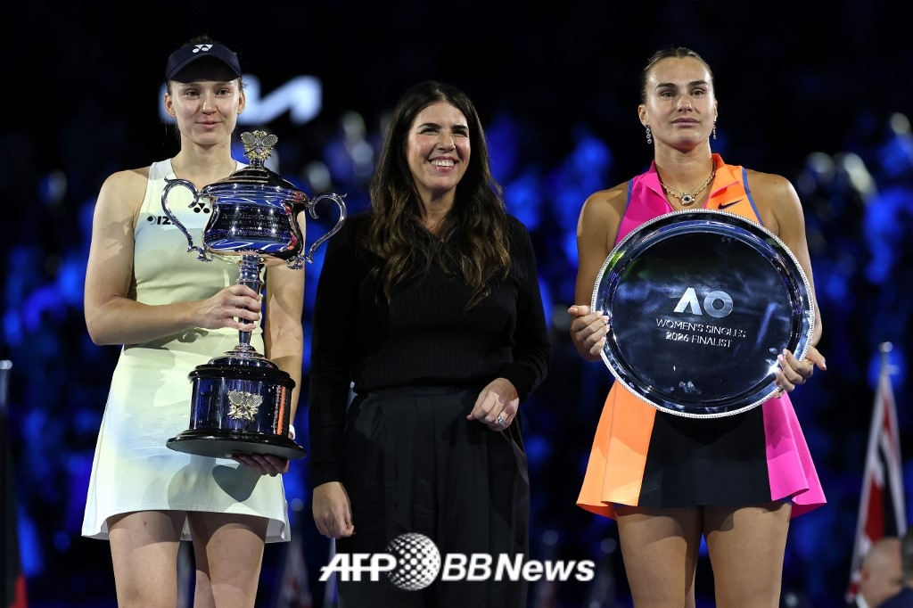 Elena Rybakina (left) poses with Sabalenka after defeating Sabalenka 2-1 (6-4 4-6 6-4) to win the women's singles final of the 2026 Australian Open in Melbourne, Australia, on January 31 (Korea time). /AFPBBNews=News1