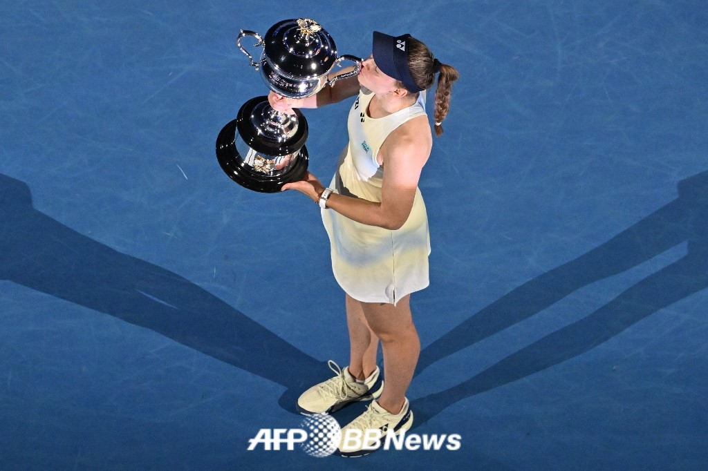 Elena Rybakina is kissing the trophy after winning the women's singles final of the 2026 Australian Open in Melbourne, Australia, on January 31 (Korea time) by beating Sabalenka 2-1 (6-4 4-6 6-4). /AFPBBNews=News1
