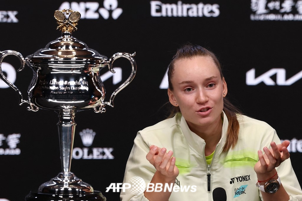 Elena Rybakina is expressing her feelings after defeating Sabalenka 2-1 (6-4 4-6 6-4) in the women's singles final of the 2026 Australian Open in Melbourne, Australia, on January 31 (Korea time). /AFPBBNews=News1