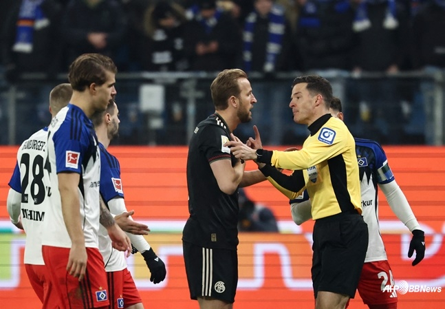 Harry Kane (center) is protesting against the referee during the 20th round of the German Bundesliga in the 2025-2026 season at Folksparckstadion in Hamburg, Germany on the 1st (Korea time). /AFPBBNews=News1