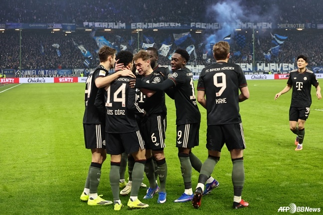 Bayern Munich players are delighted after scoring during the 20th round match of the German Bundesliga in the 2025-2026 season at Folksparckstadion in Hamburg, Germany on the 1st (Korea time). /AFPBBNews=News1
