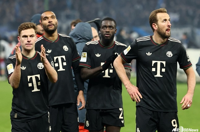 Bayern Munich players, including Harry Kane (right), approach and greet away fans after the 20th round of the German Bundesliga in the 2025-2026 season at Folksparckstadion in Hamburg, Germany, on the 1st (Korea time). /AFPBBNews=News1
