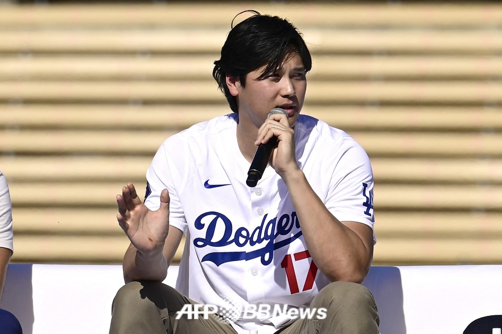 LA Dodgers Shohei Ohtani (left) speaks at a fan festival held at Dodger Stadium in Los Angeles, California on January 31 (local time). /AFPBBNews=News1