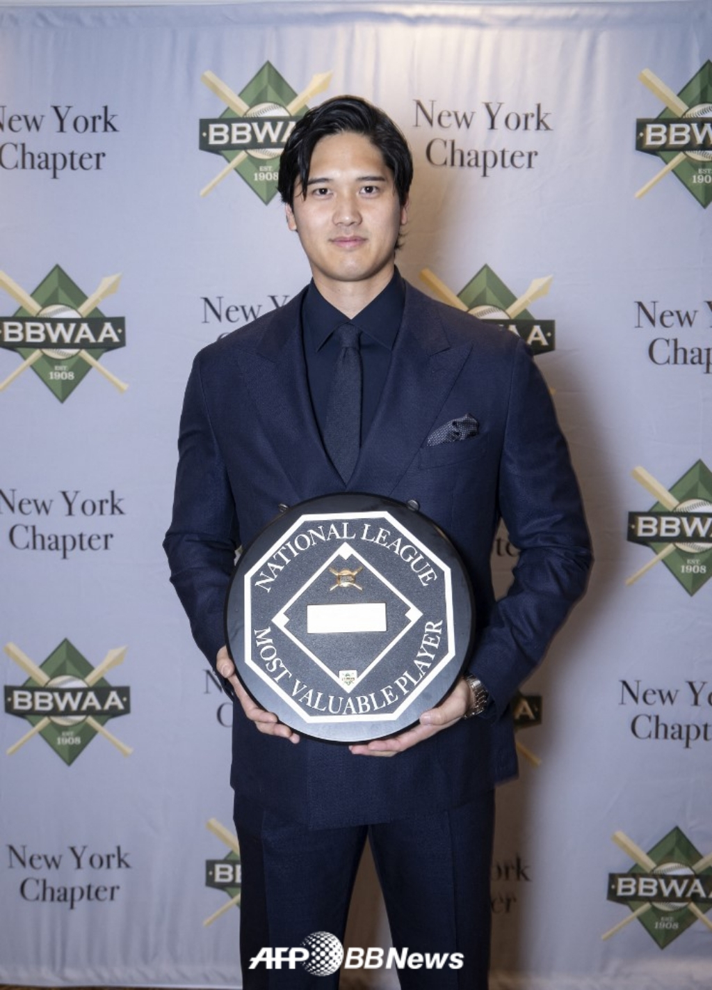 LA Dodgers Shohei Ohtani poses at an awards dinner hosted by the New York chapter of the National Baseball Journalists Association (BBWAA) in New York on January 25 (Korea time). /AFPBBNews=News1