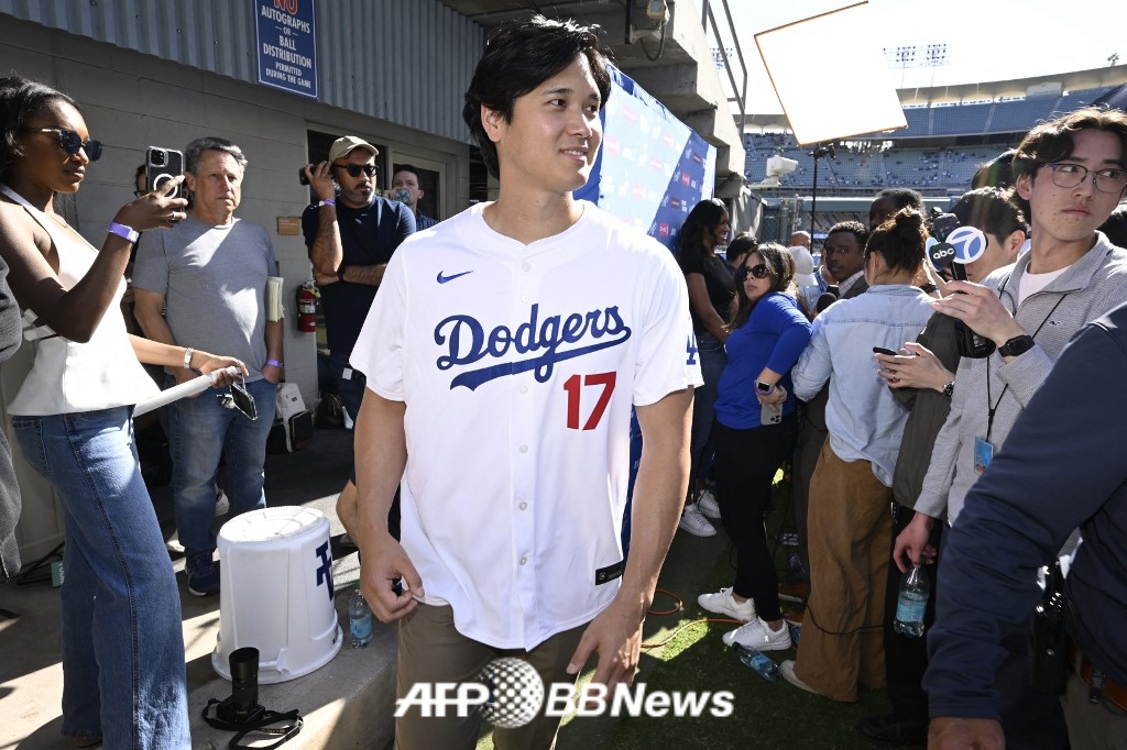 LA Dodgers Shohei Ohtani (left) attended a fan festival at Dodger Stadium in Los Angeles, California on January 31 (local time). /AFPBBNews=News1