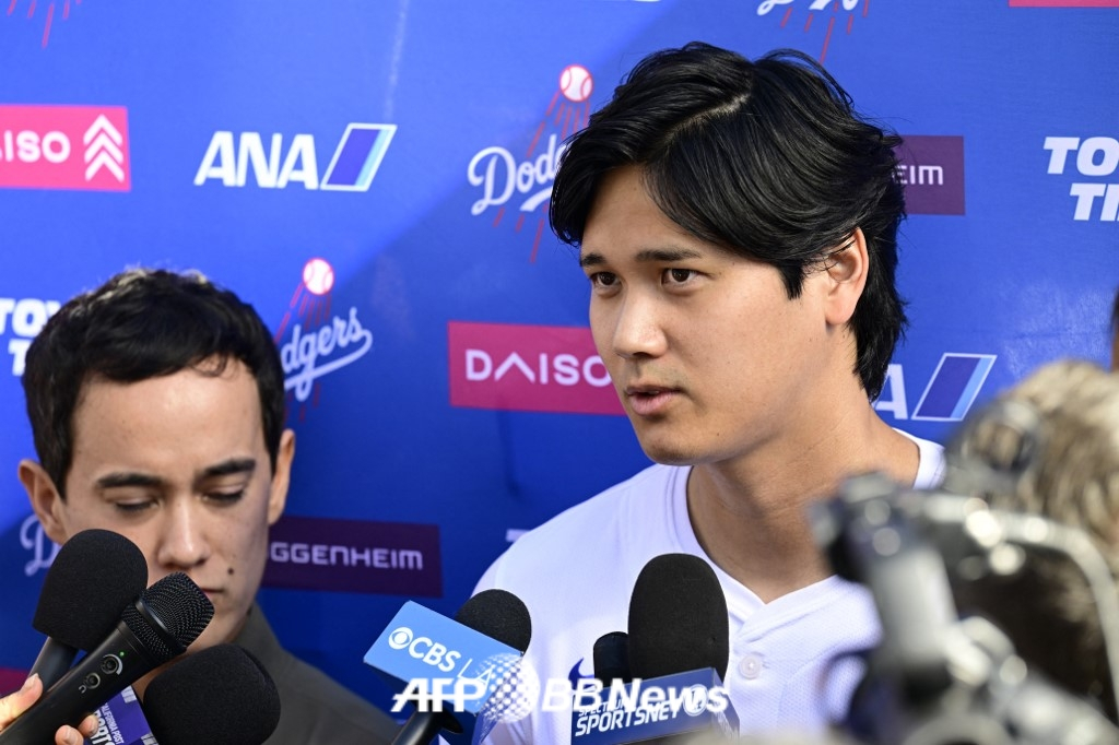 LA Dodgers Shohei Ohtani (right) speaks at a fan festival held at Dodger Stadium in Los Angeles, California on January 31 (local time). His interpreter, Will Ayerton, is helping the interpreter. /AFPBBNews=News1