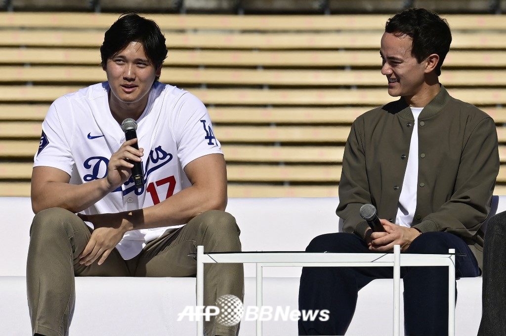 LA Dodgers Shohei Ohtani (left) speaks at a fan festival held at Dodger Stadium in Los Angeles, California on January 31 (local time). His interpreter, Will Ayerton, is helping the interpreter. /AFPBBNews=News1