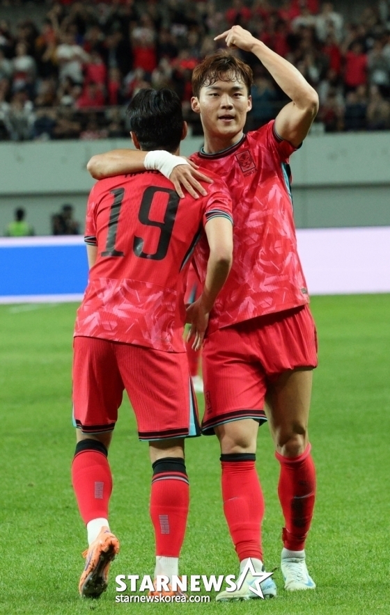The South Korean national soccer team played a friendly match against the Paraguay team at the Seoul World Cup Stadium on October 14.  Oh Hyun-kyu is delighted with Lee Kang-in, who gave assist after scoring his second goal. /Photo = Kim Jin-kyung on standby
