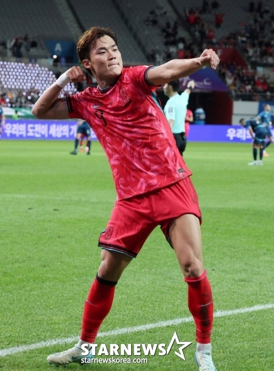 The South Korean national soccer team played a friendly match against the Paraguay team at the Seoul World Cup Stadium on October 14.  Oh Hyun-kyu is celebrating after scoring his second goal. /Photo = Kim Jin-kyung on standby