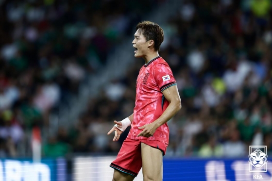 South Korean national striker Oh Hyun-kyu (KRC Genk) shows his left knee after scoring in a friendly match against Mexico at Geodyspark in Nashville, Tennessee. /Photo = Courtesy of the Korea Football Association (KFA)