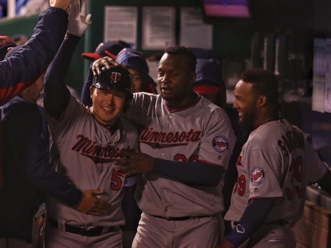Мигель Сано (в центре) /Фото=Официальная социальная сеть Миннесота Твинс, которая радуется первому хоум-рану Пак Бён Хо (слева) в сезоне 2016 года.
