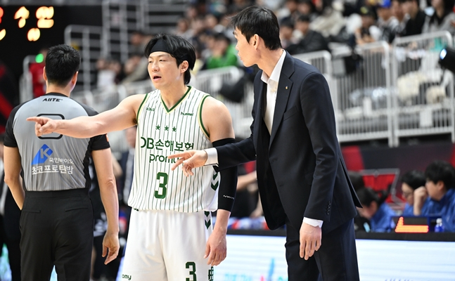 Ким Джу Сон (справа) директор WonjuDB указывает Ли Чон Хёну на операцию. /Фото = Предоставлено KBL.