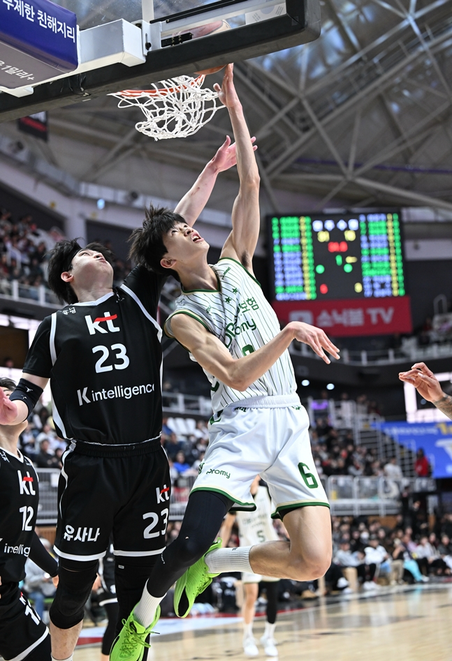 Ли Ю Джин (справа) пытается стрелять после прорыва. /Фото = Предоставлено KBL.