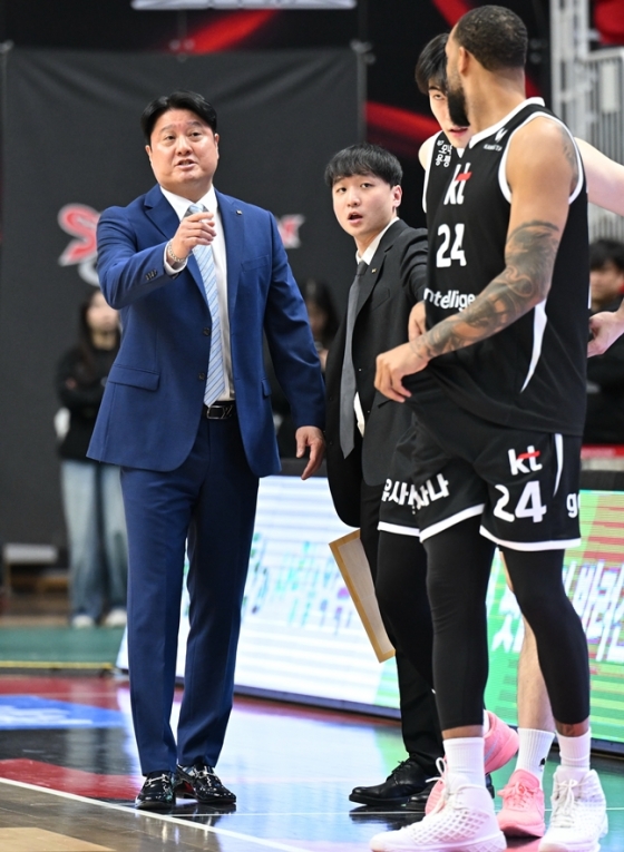 Suwon KT coach Moon Kyung-eun (left) is instructing Derek Williams (right). /Photo = Courtesy of KBL