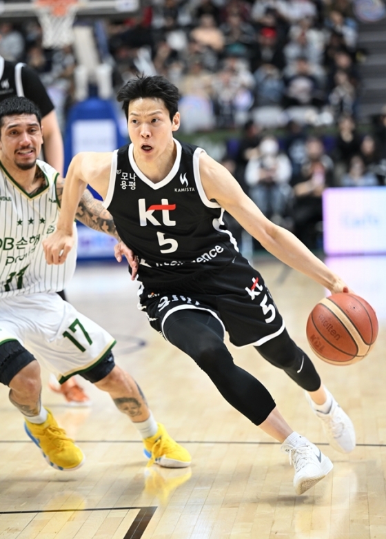 Kim Sun-hyung (right) is trying to break through against Albano in his return to injury. /Photo = Courtesy of KBL