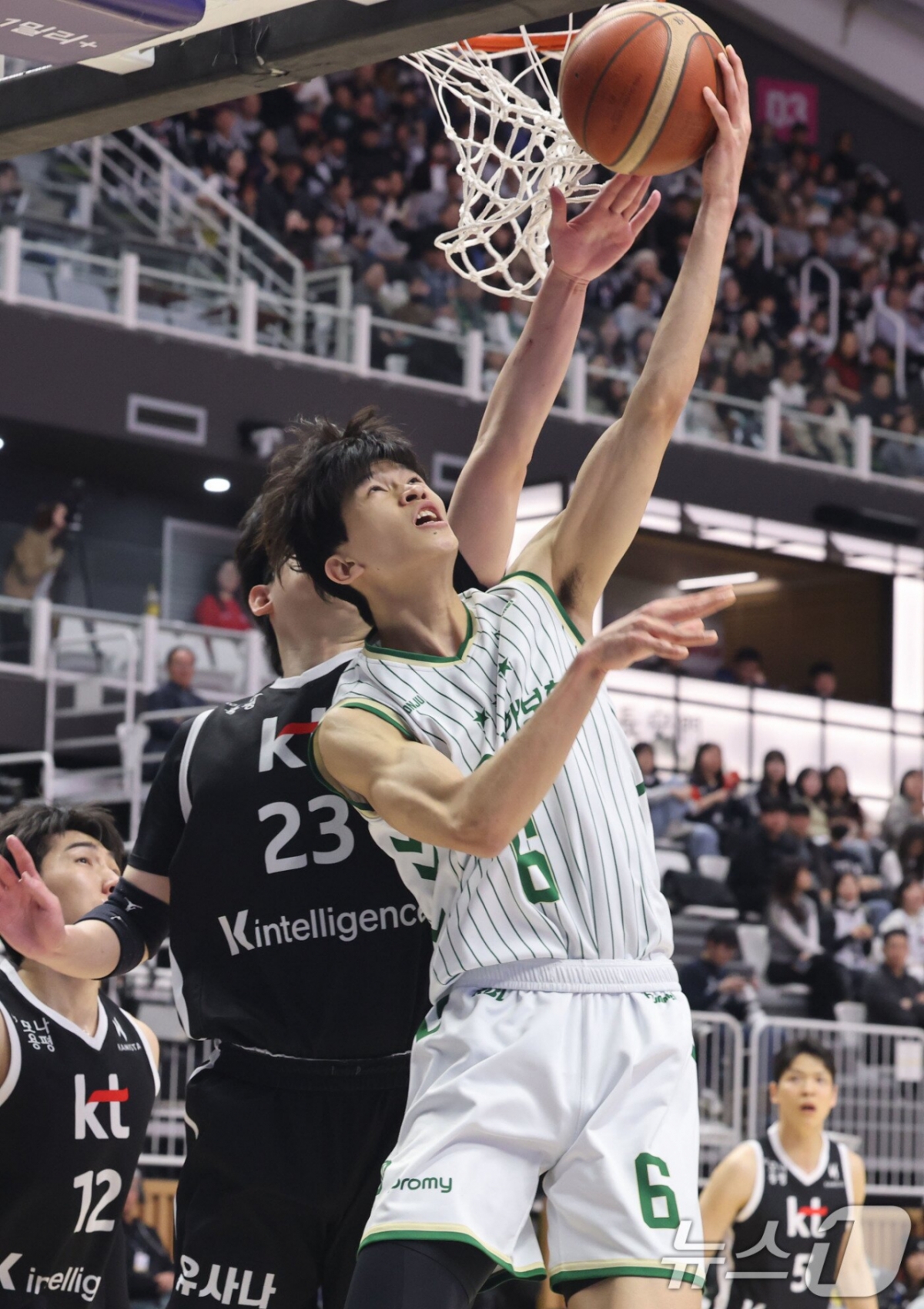 李ユジンが水原KTのゴール下を突破した後、レイアップシュートを上げている。 /写真=ニュース1