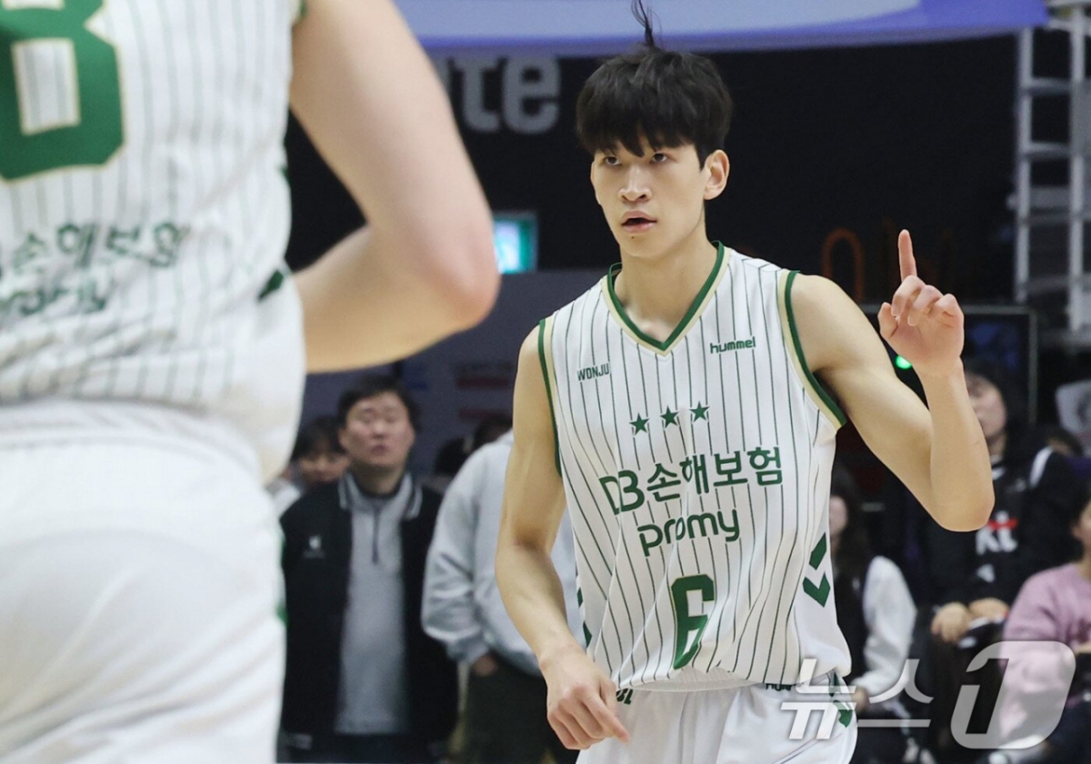 イ·ユジンが水原KT戦の途中、得点後、指を広げて見せている。 /写真=ニュース1