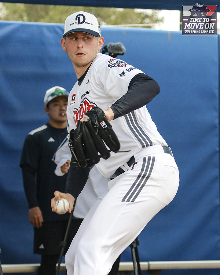 Doosan Bears foreign pitcher Chris Flexen is pitching a bullpen at the Sydney Spring Camp in Australia. /Photo = Courtesy of Doosan Bears