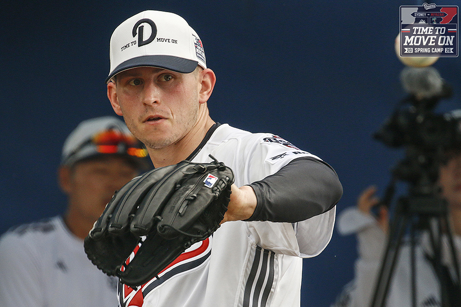 Doosan Bears foreign pitcher Chris Flexen is pitching a bullpen at the Sydney Spring Camp in Australia. /Photo = Courtesy of Doosan Bears