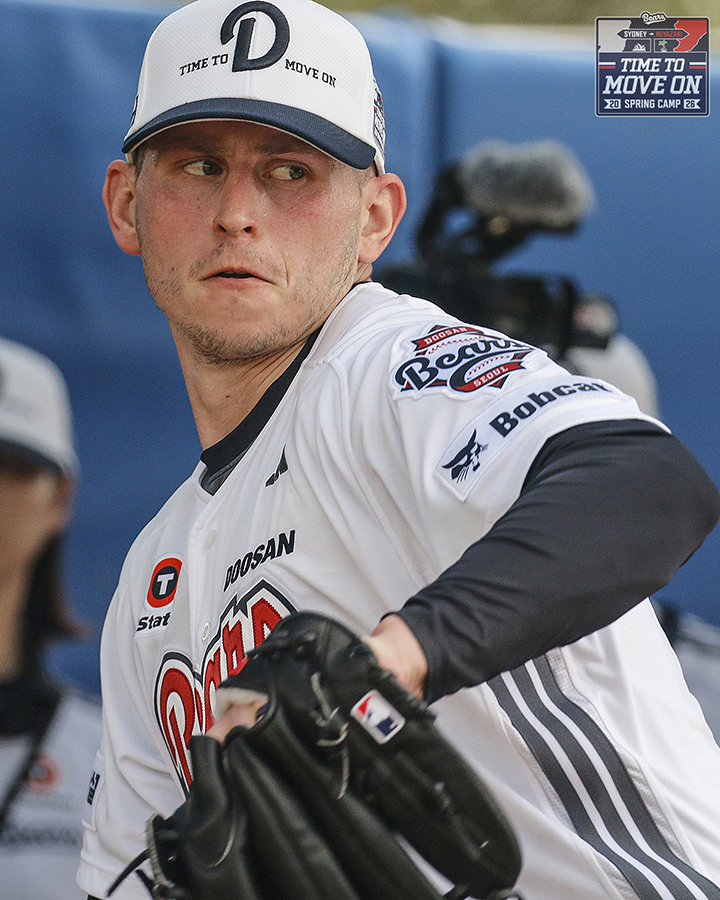 Doosan Bears foreign pitcher Chris Flexen is pitching a bullpen at the Sydney Spring Camp in Australia. /Photo = Courtesy of Doosan Bears